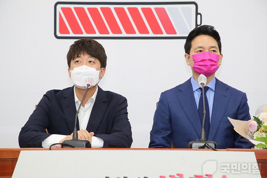 지난 8월2일 서울 여의도 국회 국민의힘 회의실에서 이준석(왼쪽) 당 대표가 장성민(오른쪽) 세계와동북아평화포럼 이사장 입당 환영식을 진행하고 있다.국민의힘 홈페이지